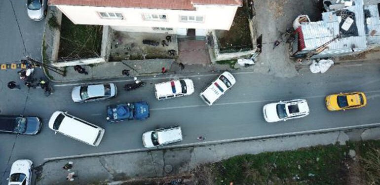 Ataşehir polisinden çalıntı mal ve ruhsat denetimi