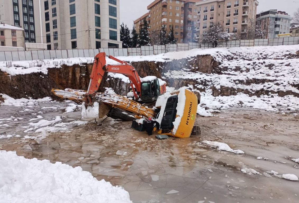 Ataşehir’de iş makinası çukura düştü: 1 ölü