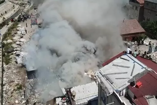 Ataşehir’i korkutan yangın: Hurdalık alev aldı!
