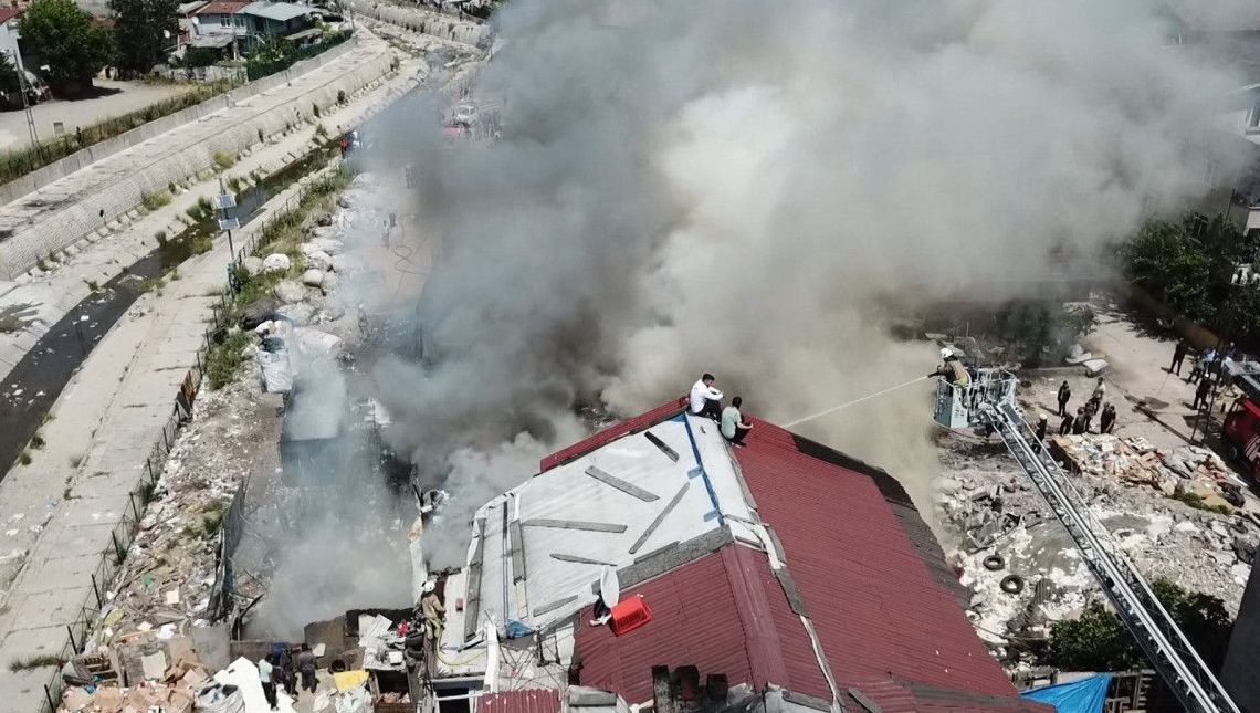 Ataşehir’de yangın söndürme çalışmalarını çatıdan izlediler