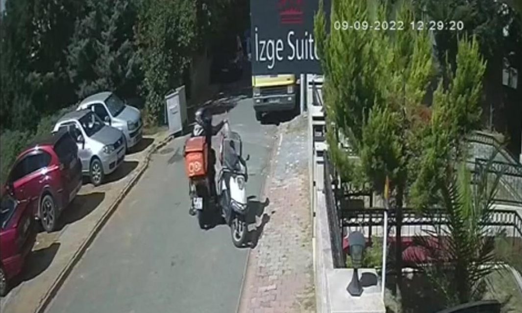 Ataşehir’de, kuryenin motosikletinden siparişini çaldılar