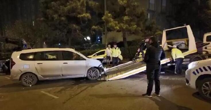 Ataşehir’de iki otomobil çarpıştı! 3 yaralı