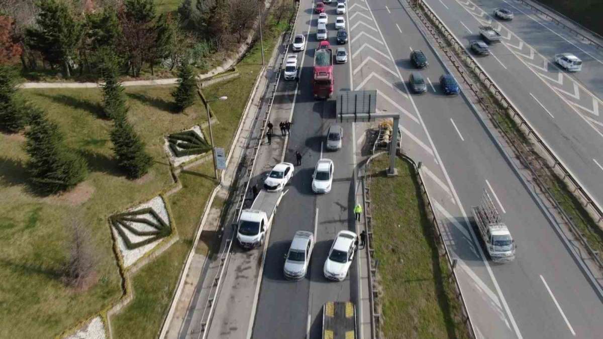 Ataşehir’de yol ayrımını kaçıran sürücü kazaya neden oldu : 1 yaralı