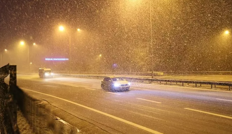 Ataşehir ve Bostancı Köprüsü’nde kar yağışı