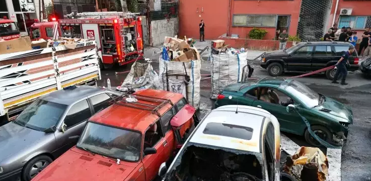 Ataşehir’de yangın: Çok sayıda araç küle döndü